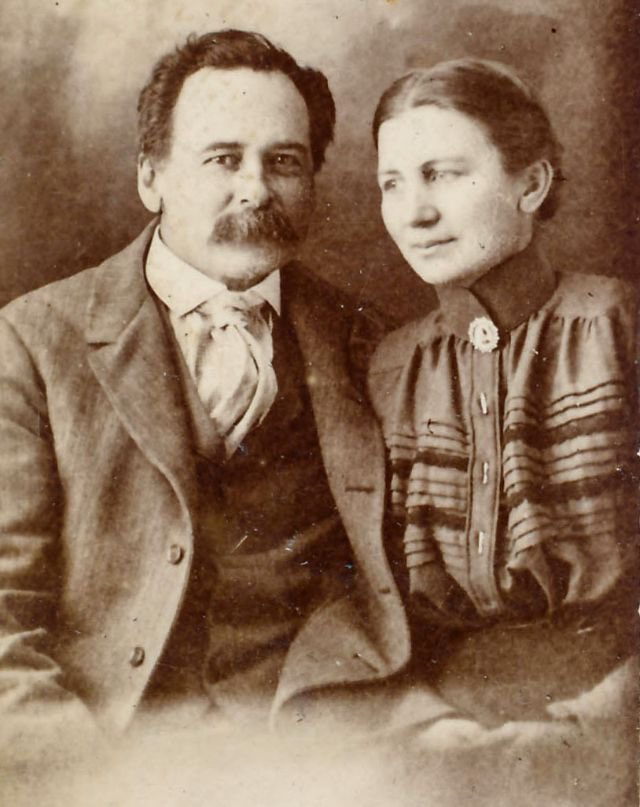 gardirms's tweet photo. 1800s couple trying not to laugh whilst having their photo taken. https://t.co/XHMYWQUG4q