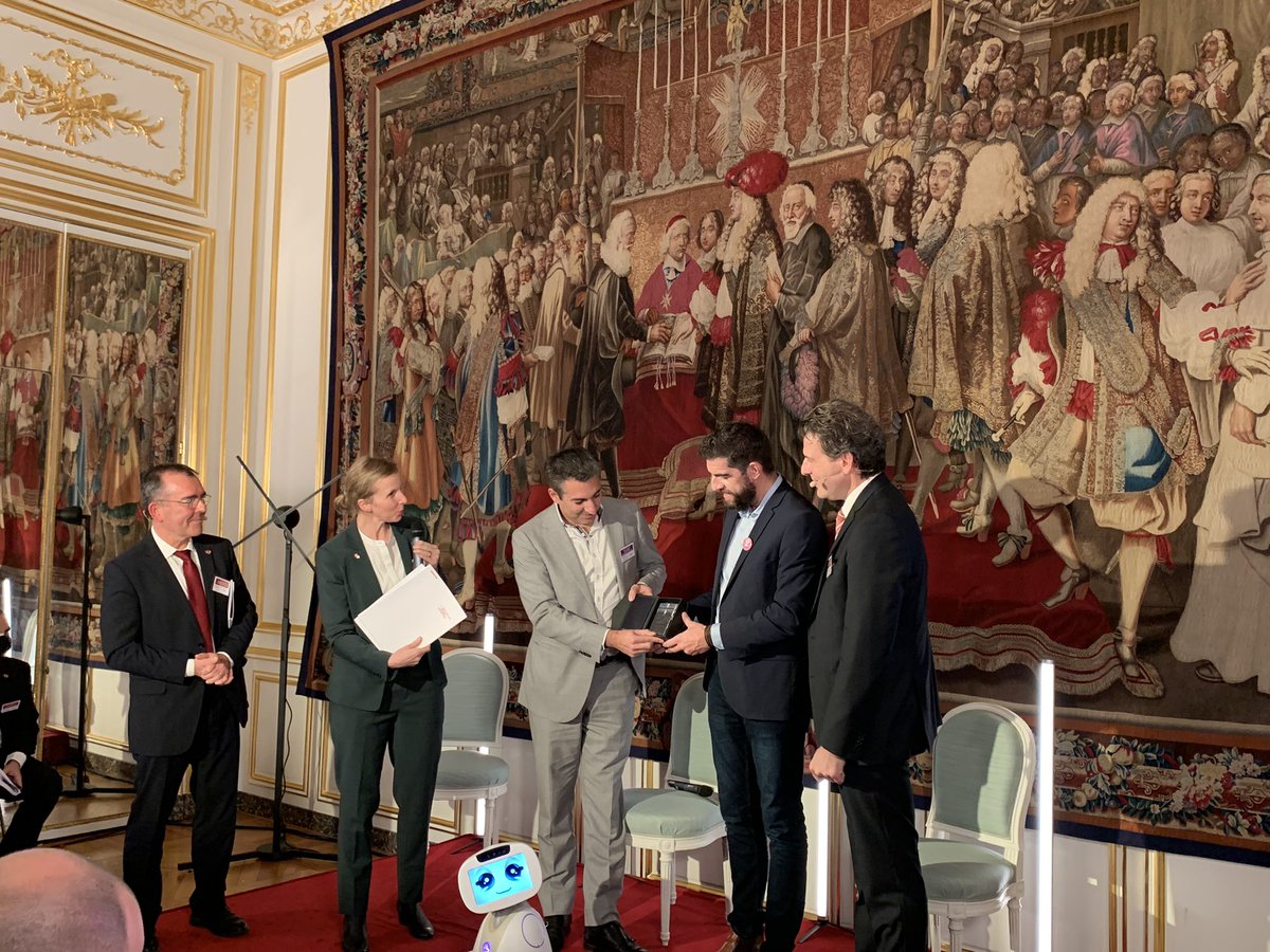 SBH_France's tweet photo. Un Prix « Coup de Cœur » a été remis, pour la 1ère fois, à la meilleure initiative de partenariat🇨🇭🇫🇷 dans le domaine de l’#IA.
 
Félicitations à @AvatarionTech et @BlueFrogRobotic.
 
#EmotionalRobot #BUDDYPro https://t.co/l0nxpXORvu