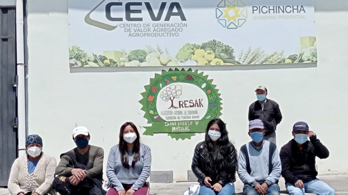 HeiferEcuador's tweet photo. En noviembre la minga de colores de la Asociación Regional de Soberanía Alimentaría del territorio Kayambi (RESAK), reunió a jóvenes y adultos para recoger en un mural su producción, la diversidad y producción agroecológica del territorio Kayambi.
#HeiferEnMovimiento https://t.co/dTcMuZd9LB
