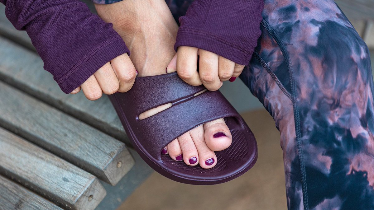 oofos's tweet photo. Color them #joyful. OOahh #recoverySlides are now available in "Cabernet"!
Shop https://t.co/aIty8owTBU today by 5 pm EST to get your order by 12/24. OOfoamβ’οΈ absorbs 37% more impact so yOO can give the gift of feeling better. https://t.co/5qBVOOv6n8