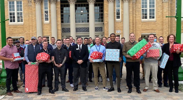 AUSAAustin's tweet image. AUSA Texas Capital Area Chapter - Family Program distributed approximately fifty gifts to soldiers assigned to the Army Futures Command, Software 
Factory to share with their children during this Christmas and Holiday Season. 
#army #armyfuturescommand #gifts