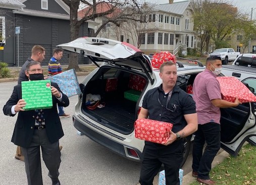 AUSAAustin's tweet image. AUSA Texas Capital Area Chapter - Family Program distributed approximately fifty gifts to soldiers assigned to the Army Futures Command, Software 
Factory to share with their children during this Christmas and Holiday Season. 
#army #armyfuturescommand #gifts
