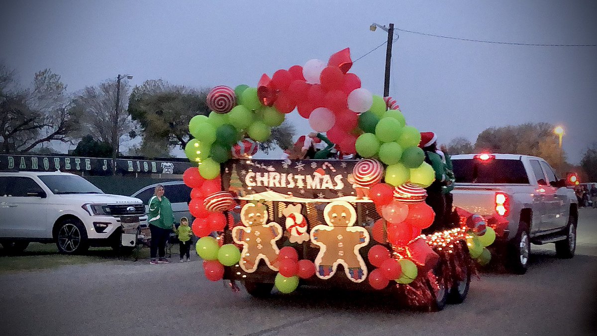 bugnrip02's tweet photo. #christmasparade #bisd #150yearsofexceedingexcellence https://t.co/2OSTSyy3wh