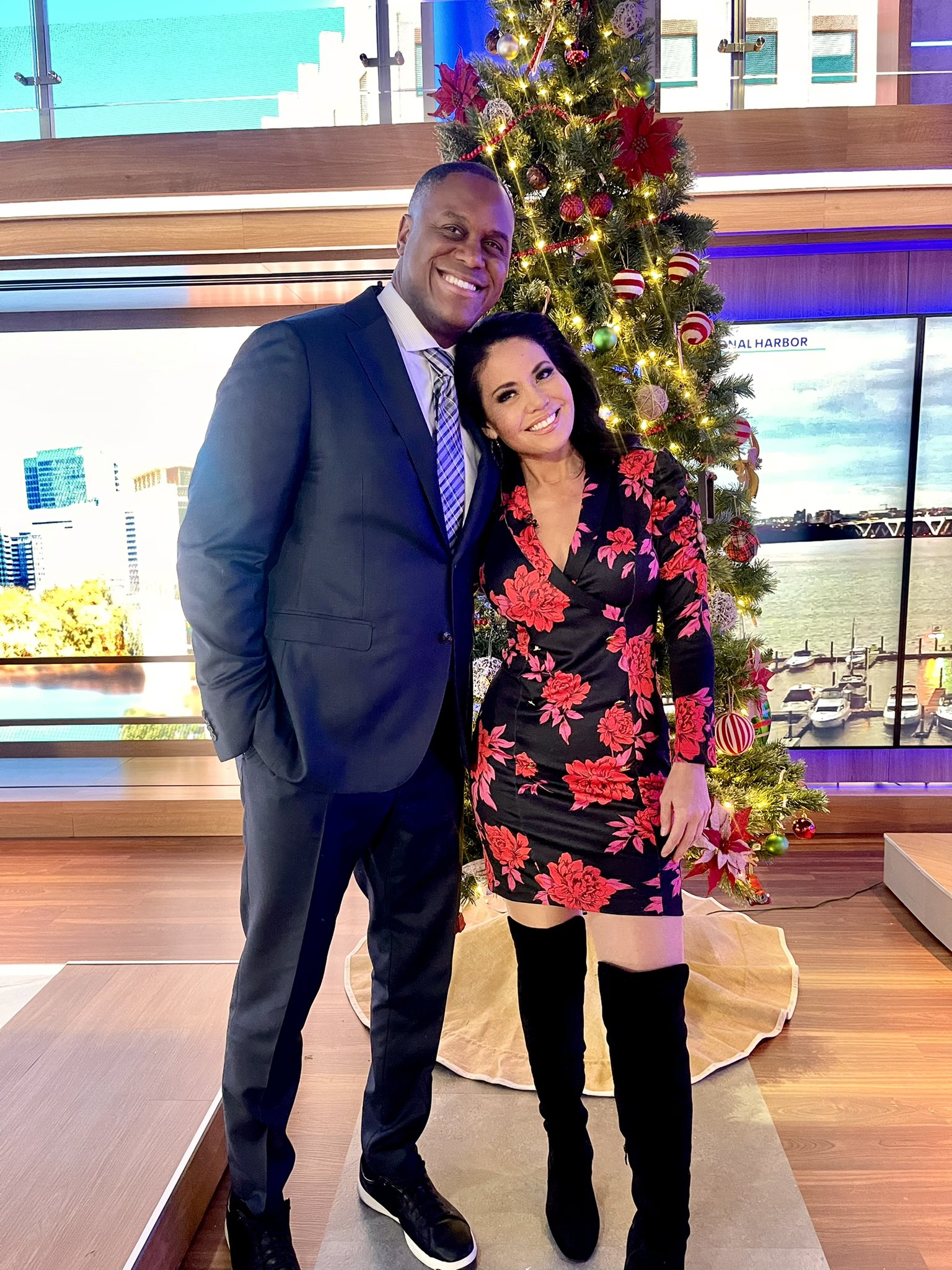 angie-goff-on-twitter-the-tree-is-trimmed-now-let-s-do-some-news-see-you-with-my-pal-rob-desir-starting-at-4pm-on-fox5dc-fox5dc-happyholidays-tuesdayvibe-https-t-co-zzmdndcnev-twitter