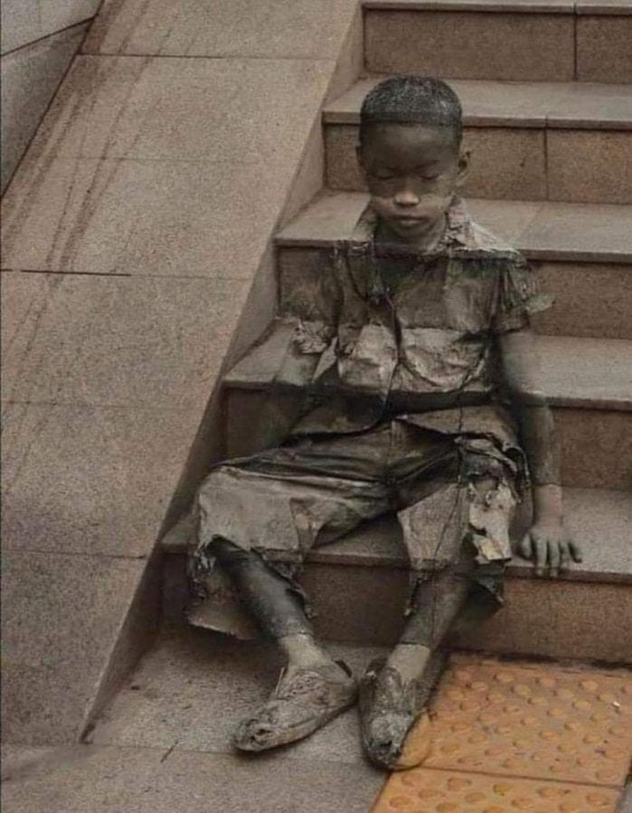 Sanatçı Kevin Lee’nin bu muhteşem çalışması baktıkça etkiliyor insanı... 

Çalışmanın adı "Yoksulluğun görünmezliği"