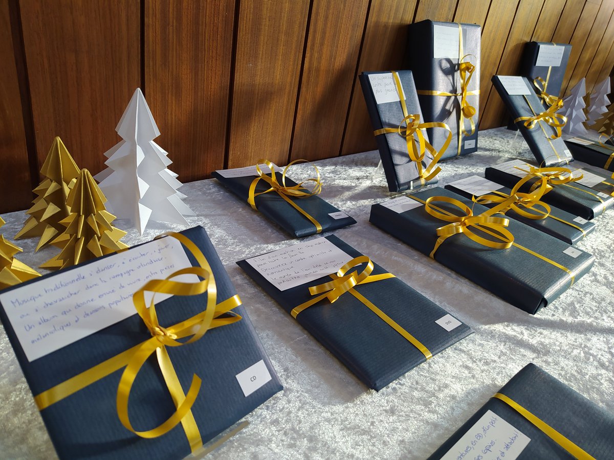 Petit_Quevilly's tweet image. Livres, BD, films et CD : laissez-vous surprendre par la table surprise de la #bibliothèque ! 🎁
Le principe est simple : vous empruntez des cadeaux comme les autres docs, seule une petite étiquette vous résumera le contenu. &amp;gt; À tester sans plus tarder pour les plus curieux ! 📚