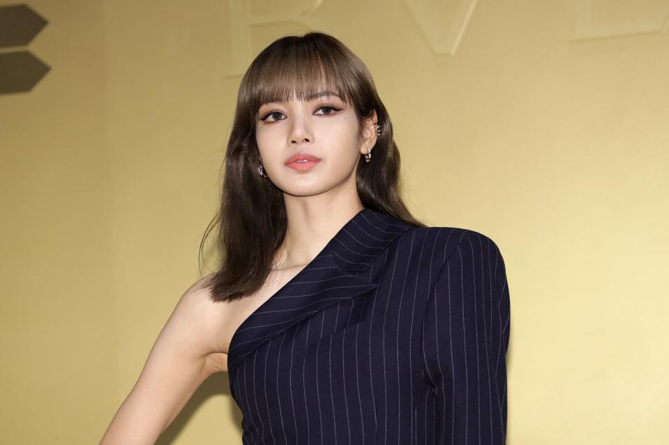 Forbes's tweet photo. Blackpink’s Lisa Makes History As The First Solo Female K-Pop Artist To Hit Billboard’s Pop Chart https://t.co/4IOLkYizDk https://t.co/qtdjweZanw