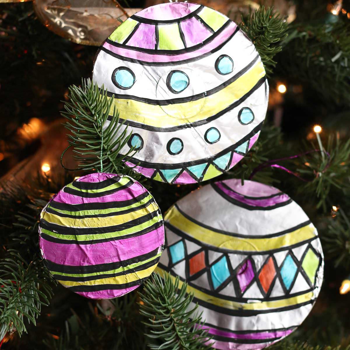 happy_hooligans's tweet photo. Turn your old CDs into shimmery Christmas balls with aluminum foil and Sharpies! HOW-TO: https://t.co/Lrw7ELVes6 #Christmas #crafts #Homemade #ornaments #Sharpie https://t.co/3vSireX1gN