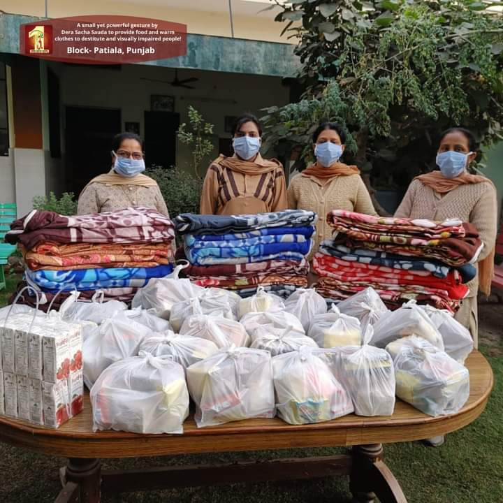 ranjitinsan7's tweet photo. Warm clothes, fruits are distributed continuously by the servitors of @derasachasauda to ensure that no person is troubled by the cold during the winter season and no one remains hungry. It is their endeavor to continue serving the needy people.
#DSSSharingWarmth https://t.co/kQekQdNW9A