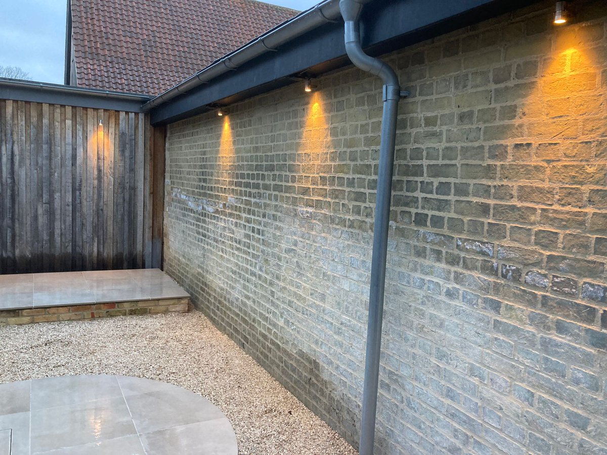 Created a raised porcelain sitting area, laid gravel and circular porcelain paving at the middle. 🤩🏡
#landscaping #landscapedesign #paving #gardendesign