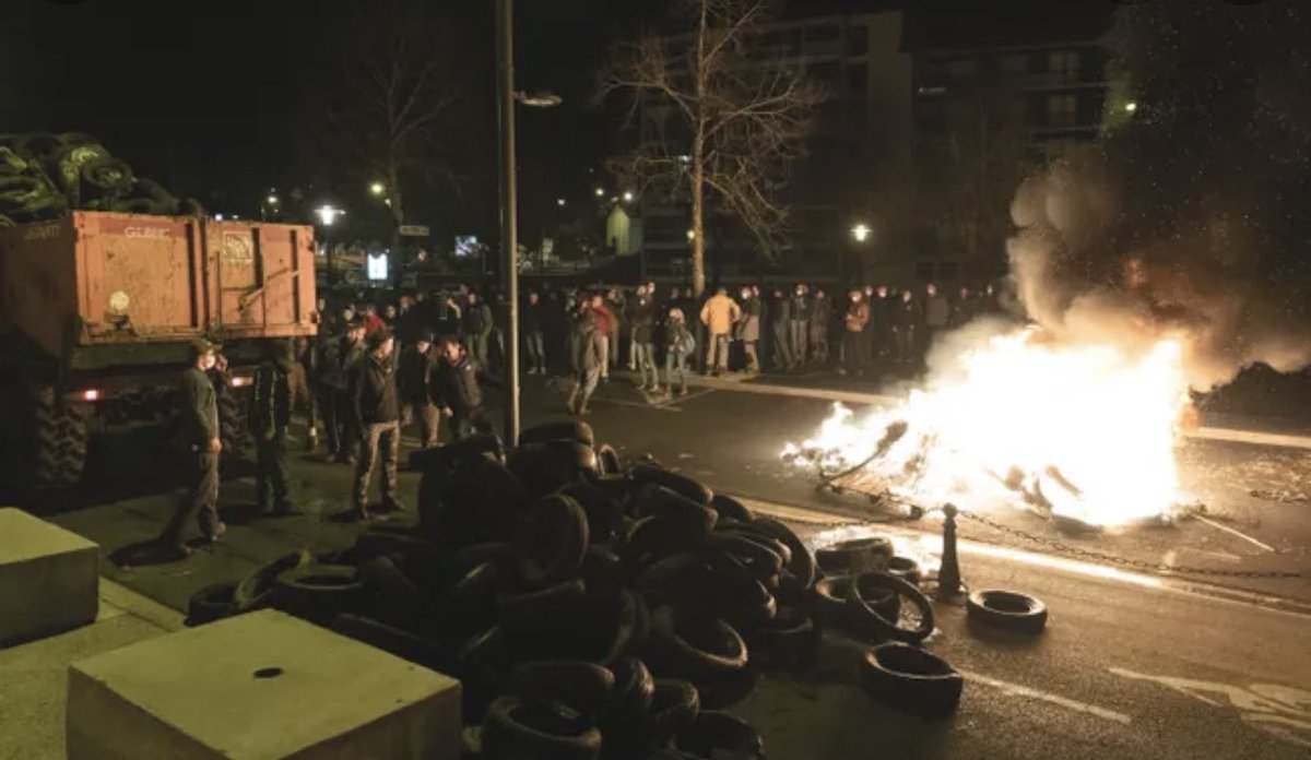 Il est plus facile d arrêter des #agriculteurs que des black blocks. Des agriculteurs arrêtés et mis en garde à vue car ils manifestaient devant le Conseil d Etat ! Vraiment ? #indignation absolue ! <a href="/GDarmanin/">Gérald DARMANIN</a> <a href="/J_Denormandie/">Julien Denormandie</a> <a href="/lesRep_Senat/">Les Républicains Sénat</a>