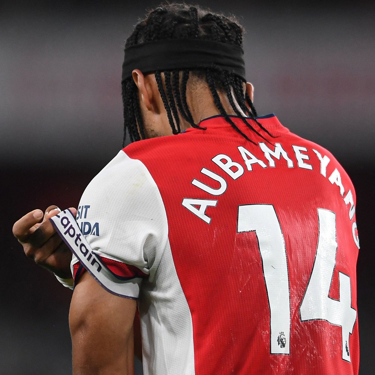 InvictosSomos's tweet photo. OFICIAL. Por motivos disciplinarios, Pierre-Emerick Aubameyang dejó de ser el CAPITÁN del Arsenal. El club lo anunció en un comunicado y Arteta lo confirmó. El gabonés, que lleva rato lejos de la versión que maravilló en sus primeros años en Inglaterra, NO portará más el gafete. https://t.co/1zJ7Uvvlx9