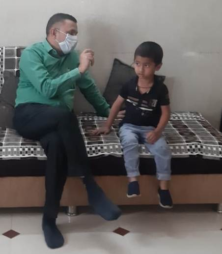 CdhoSabarkantha's tweet photo. R.C.H.O @jhparmar74  taken home visit of #Congential deafness  birth defect children. Checked his condition after cochlear implant &amp; improvement of speech /hearing level in children after speech therapy. Checked hearing machine &amp; checked about use of it. @GujHFWDept @CollectorSK https://t.co/ZCkrw6dvyn