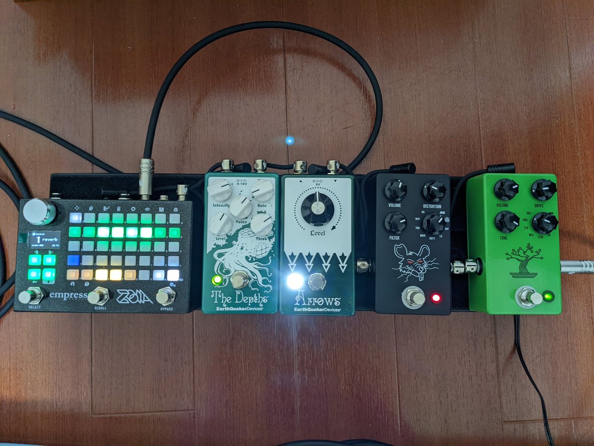 NFebruar's tweet photo. bonsaiとpackratを積んで完成。
arrowsはブースターではなく、プリアンプとして使ったほうが輝く気がする。
隙間が等間隔じゃないのが気になるけど、そこは妥協しました。
#エフェクターボード,#エフェクター https://t.co/2IQXFmTOGT