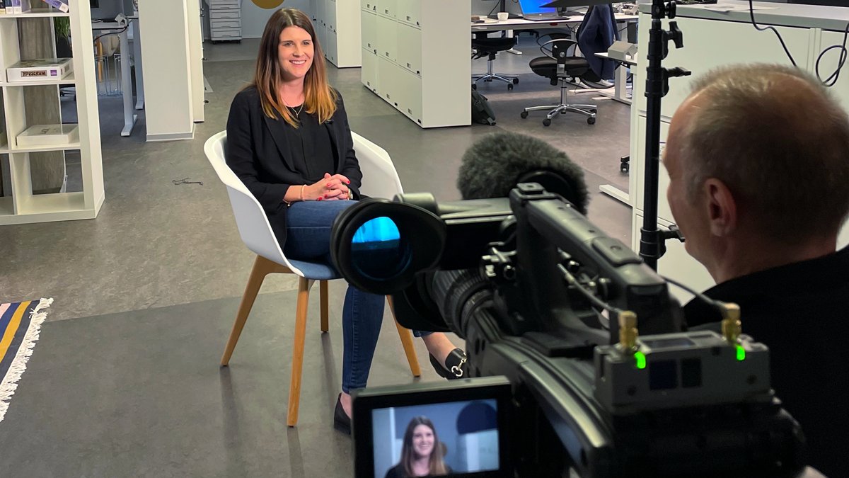 Comparis's tweet photo. #Autoabos liegen im Trend. Die Comparis-Mobilitätsexpertin @auer_andrea hat für #Kassensturz verschiedene Abo-Angebote mit Kauf und Leasing verglichen. Heute Abend um 21.05 Uhr auf SRF1 oder jederzeit online. @srfkonsum #mobilität #carsubscription #leasing https://t.co/Gul5wk0N5e
