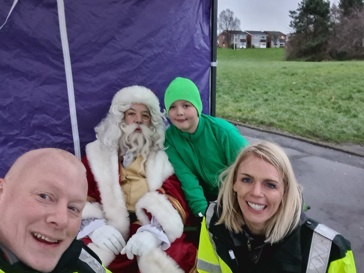 falkirksafebase's tweet image. Helping Santa at Day Today Alloa Road Stenhousemuir till 6 #santa #elf #safebase #safehaven