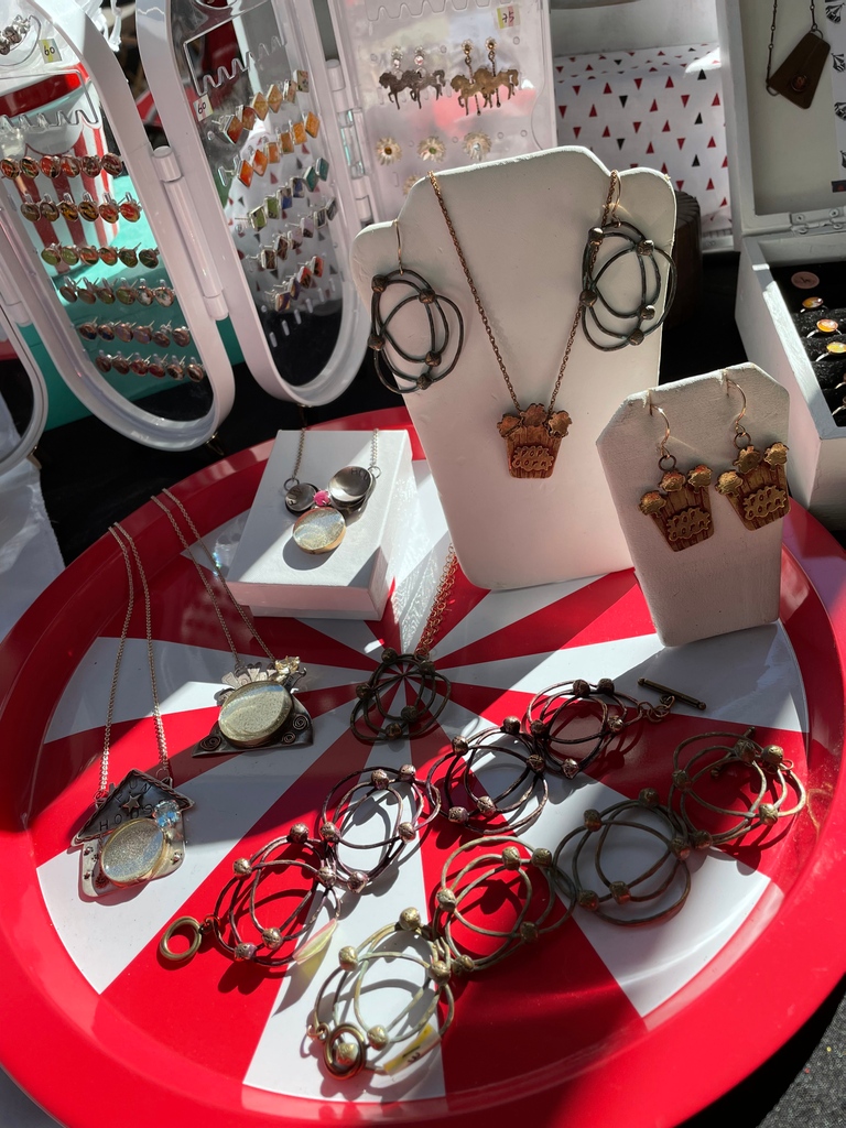 Chloeography's tweet photo. What a feeling to complete the very last show of year 2021! Much giggles and inspiration were shared, and I can't wait to create more!

#chloeography #jackalopeartfair #burbank #artistslife #artisanjewelry #shopsmall #buyart #lasereyescat #hollyjolly #illustration #painting https://t.co/fH2e5C3MSN