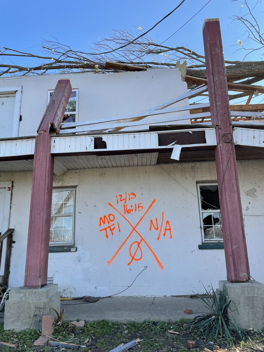 ShivelyNews's tweet photo. Rescue and recovery crews searching buildings in #Mayfield KY, leaving spray painted X’s with time, date, who checked it and whether any victims of the #tornadooutbreak were found inside. We spoke to one man who had a crew mark his home uninhabitable. He had to leave immediately. https://t.co/1gcEpYaPIt