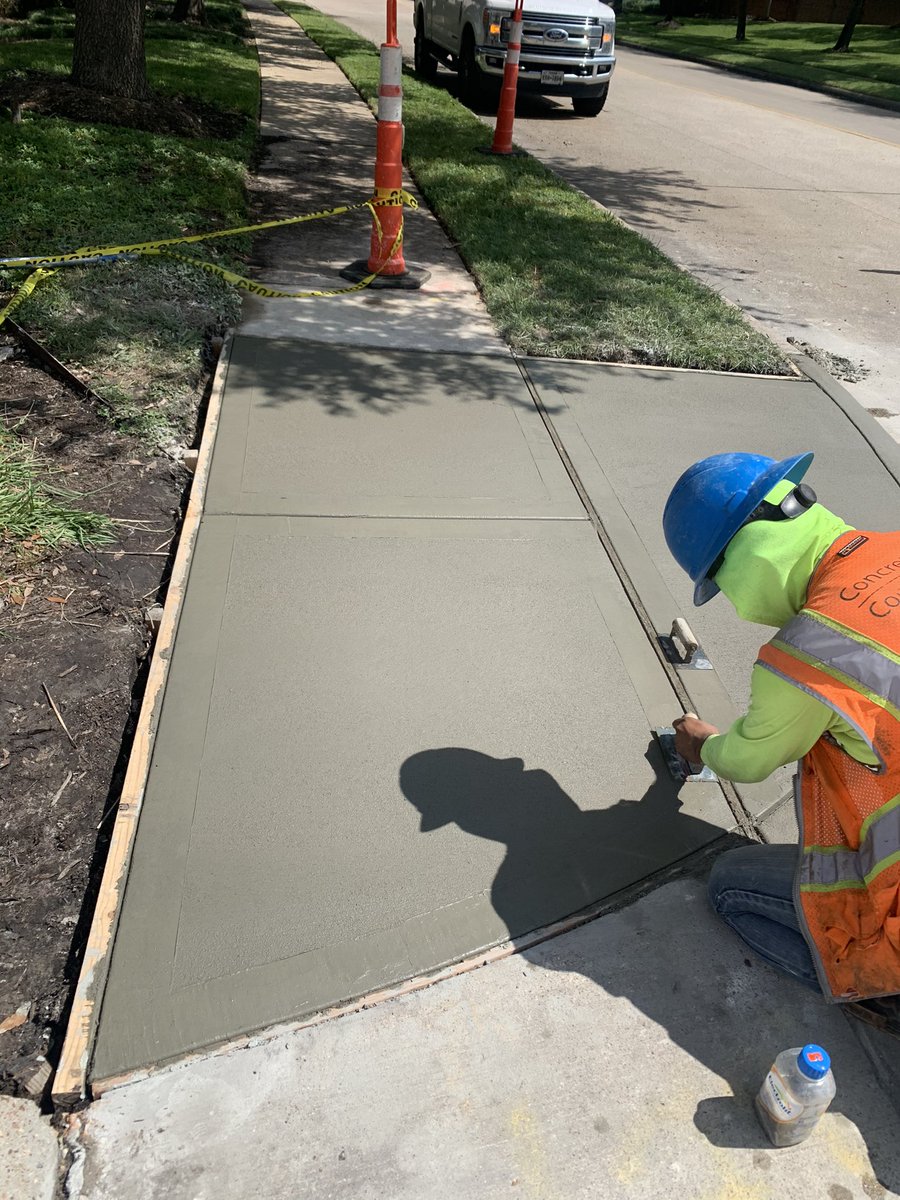 dvddygerardo's tweet photo. all we ask for is simple retweet to help grow my dad construction company. Would really mean a lot 🙏🏽  we do any concrete work commercial and residential like parking lots, sidewalks, driveways. Free estimates aswell just call 832-596-2340 to shedule‼️‼️‼️ https://t.co/eIYtVtxL61
