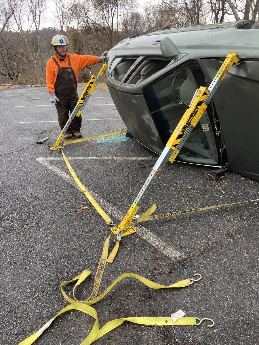 bigisland_ec's tweet photo. Training is a big part of what your Big Island volunteers do. Thanks to the crew of Interstate Rescue for coming down and doing in service training on our new Hurst eDraulic rescue tools. Units at training CR2 SUP2 and M23 #bigislandsfinest https://t.co/GoU7ZPbWLy