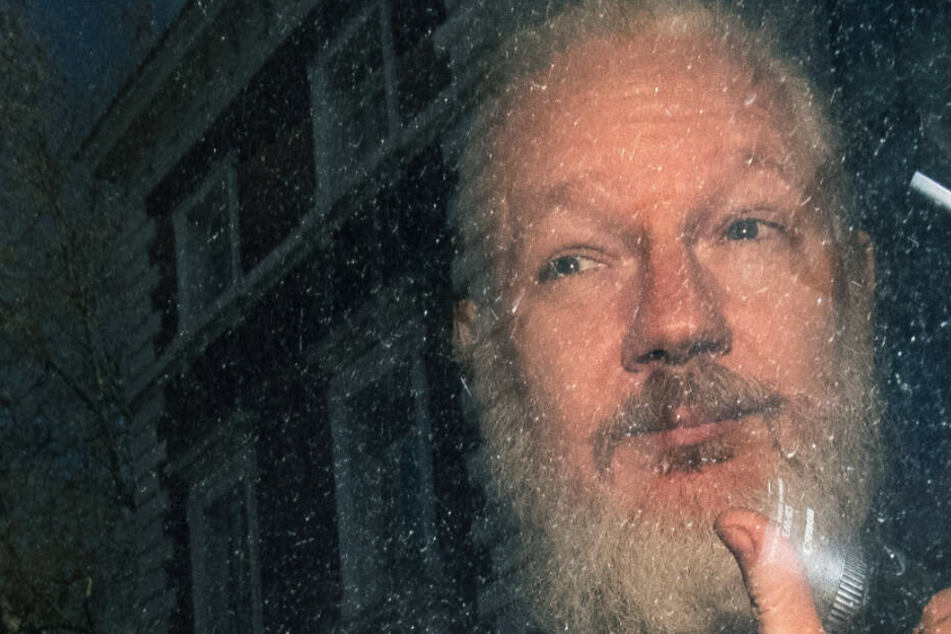 Wenn es um Menschenrechte geht, beschuldigen wir -zu Recht - Russland, Belarus und China. Gelten Menschenrechte im sog. Westen nicht ? Julian Assange drohen in den USA über 170 Jahre Kerker, weil er Kriegsverbrechen der US-Army aufgedeckt hatte.