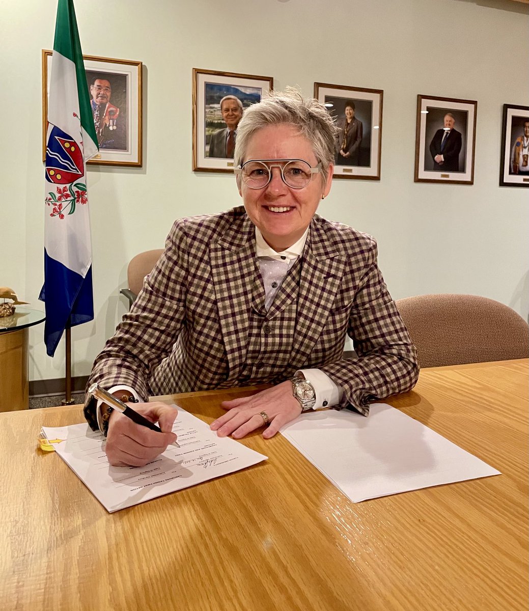 lesleyabrown's tweet image. On this day!! So honoured to sign an MOU for a partnership agreement btwn ⁦@YukonUniversity⁩ &amp;amp; Yukon First Nations to establish the Institute for Indigenous Self Determination #IISD #YukonUproud
