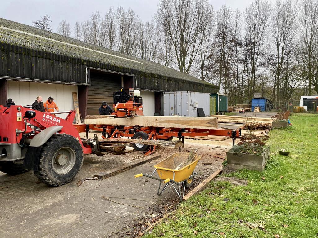 Arc2Principles's tweet image. Jan Kuperus en Rienk Gardenier zijn verantwoordelijk voor het zagen en samenstellen van de houtconstructie van het WolUniePaviljoen op de Floriade Expo 2022 Almeerse Wolunie Lokaal hout uit de bossen van Gemeente Almere #biobasedmaterials #LokaleNetwerken arc2.nl/projecten/flor…