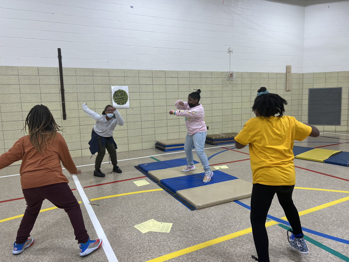Sandalwood_BCPS's tweet image. These 5th grade students are preparing their gymnastics routine for next week in Mr Raffers PE class. I can’t even wait to see the final presentation. A little tumbling, a little dance. #movementmakeseveryonehappy @kellprice14 @MrsValAlexander @EricWilson42 @BCPSPhysEd