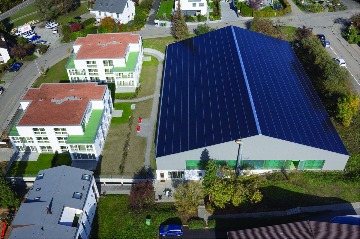 Tennishalle ersetzt Ölheizung durch solarbetriebene Wärmepumpe und erreicht einen Eigenversorgungsgrad von 165%. solaragentur.ch/de/solarpreis/… Mit dem Stromüberschuss können 79 E-Autos je 12'000 km pro Jahr fahren. Geld bleibt hier und fliesst nicht in korrupte Schurkenstaaten.