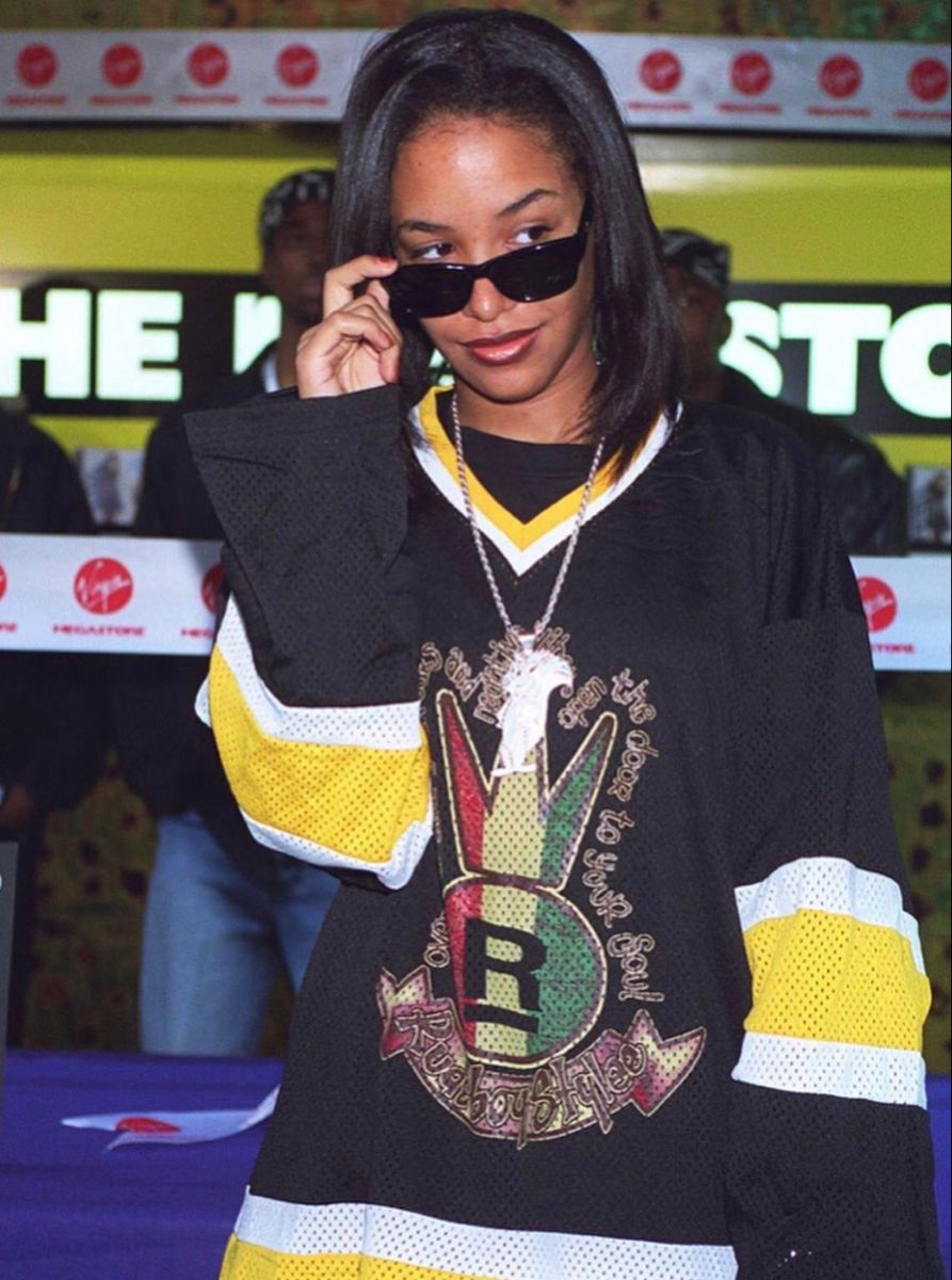 HockeyRapper's tweet photo. Aaliyah wearing a jersey I can't find any information about. https://t.co/G6I8yHMbnO