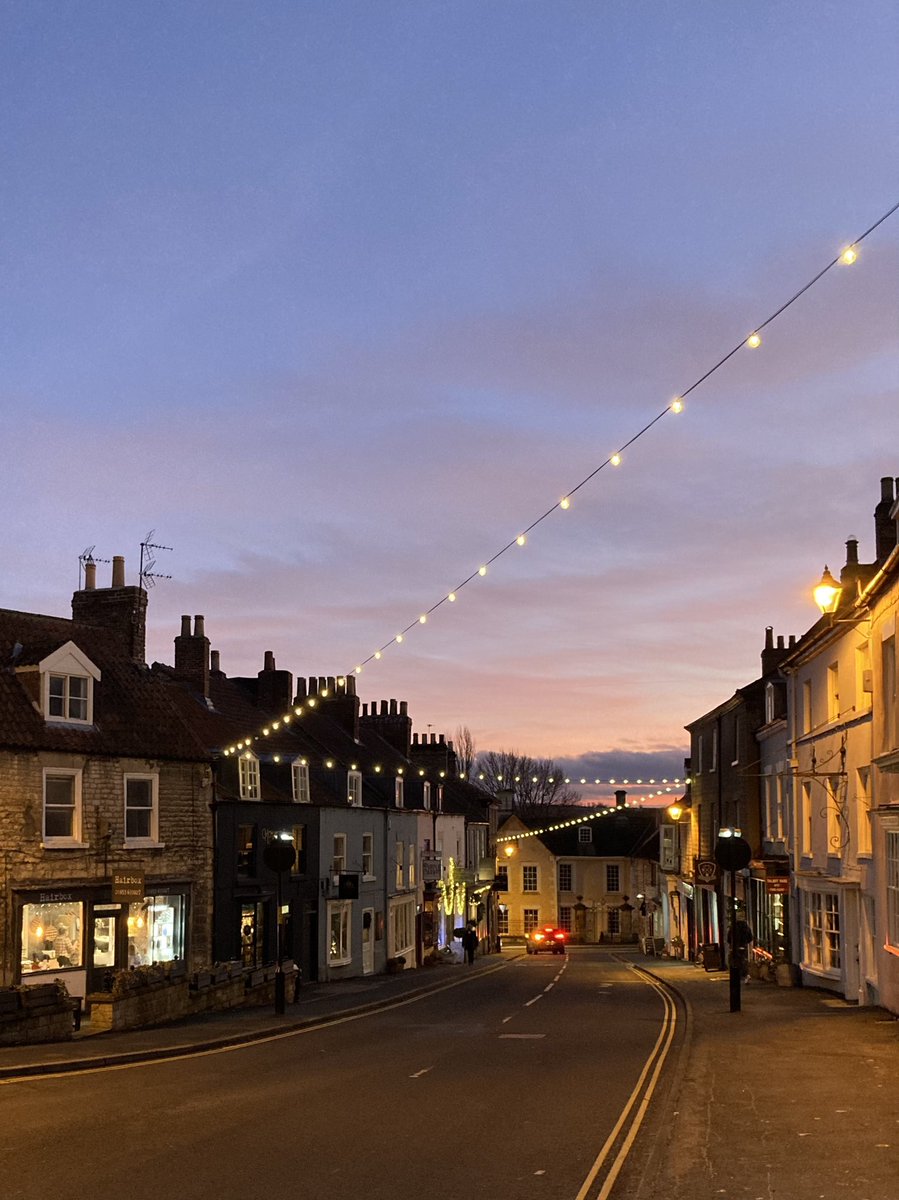 Festive glow in Malton this evening @theyorkmix @JonMitchellITV @KarenGazette @northyorkswx @Willhide @CliveRhymester @visitmalton @Hudsonweather