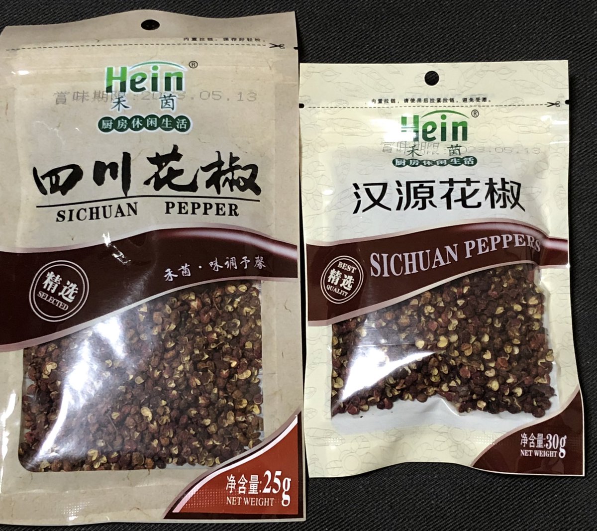 yanoji05's tweet photo. サトー商会で購入した花椒2種、英語表記も見た目もほぼ同じですが、栄養成分表示が大きく違います。
１つは100gあたり363kcal、タンパク質3.5g、脂質5.2g、炭水化物74.6g。
もう一方は435kcal、タンパク質15.2g、脂質18.6g、炭水化物51.5g。
原材料表記が同じでそんなに違うのか、と気になりました。 https://t.co/6aD22o4L2C