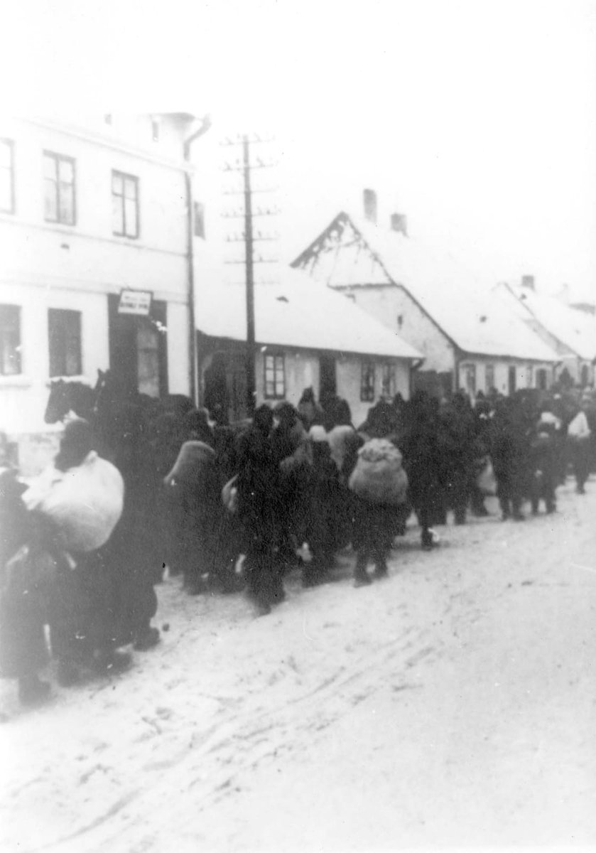 في شهر ديسمبر من عام 1941 بدأ النازيون في تشغيل معسكر الإبادة خيلمنو في بولندا، أول معسكر إبادة نازي…