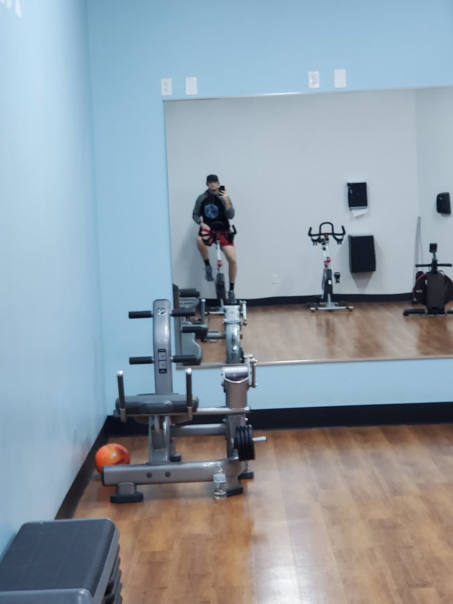 RLeeroy13's tweet photo. Bruh. I got up and went to the gym before work. If I can do this then you can. #DislikeMornings #ButImFat https://t.co/P0xIUGsyLE