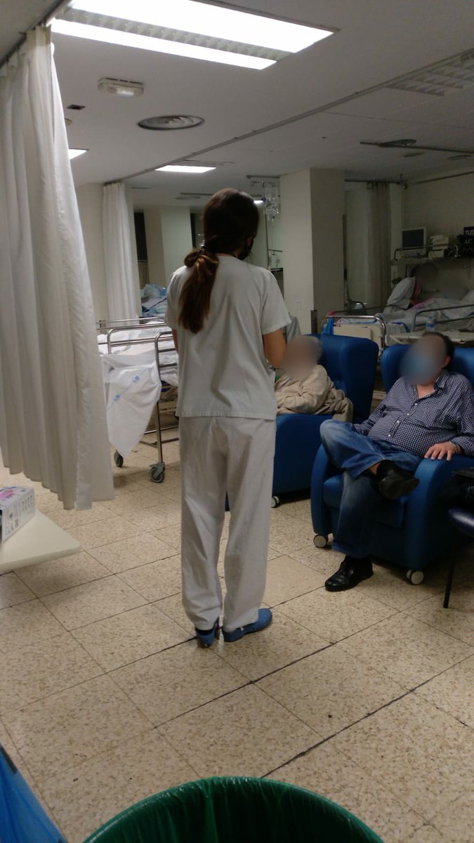 Urgenciaslapaz's tweet image. En la urgencia de La Paz 56 pacientes en una sala de 18 camas, 27 pacientes en otra de 12 camas. En doble fila,en los pasillos. Destruir la Atención Primaria y cerrar los SUAP (Servicios de Urgencias de Atención Primaria) causa estas situaciones de hacinamiento.