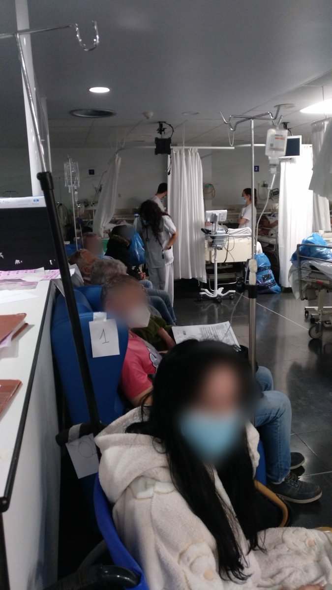 Urgenciaslapaz's tweet image. En la urgencia de La Paz 56 pacientes en una sala de 18 camas, 27 pacientes en otra de 12 camas. En doble fila,en los pasillos. Destruir la Atención Primaria y cerrar los SUAP (Servicios de Urgencias de Atención Primaria) causa estas situaciones de hacinamiento.