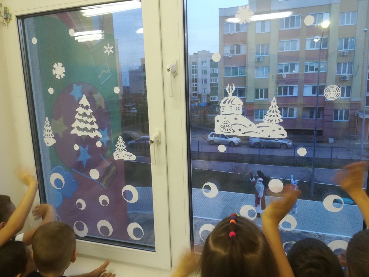 Сегодня Дед Мороз и Снегурочка принесли нам ёлку... Мы очень ждём праздника!!!