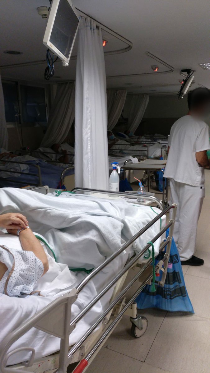 Urgenciaslapaz's tweet image. En la urgencia de La Paz 56 pacientes en una sala de 18 camas, 27 pacientes en otra de 12 camas. En doble fila,en los pasillos. Destruir la Atención Primaria y cerrar los SUAP (Servicios de Urgencias de Atención Primaria) causa estas situaciones de hacinamiento.