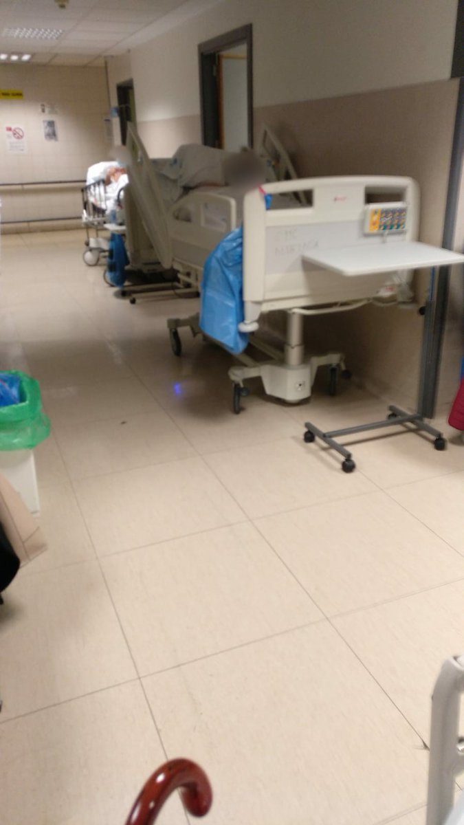 Urgenciaslapaz's tweet image. En la urgencia de La Paz 56 pacientes en una sala de 18 camas, 27 pacientes en otra de 12 camas. En doble fila,en los pasillos. Destruir la Atención Primaria y cerrar los SUAP (Servicios de Urgencias de Atención Primaria) causa estas situaciones de hacinamiento.