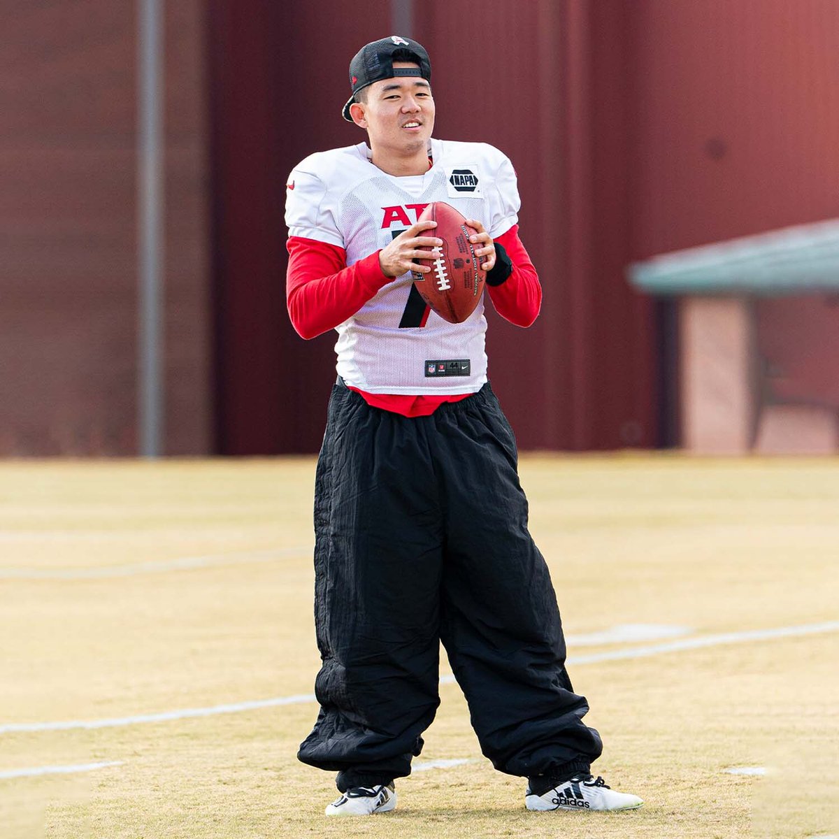 Atlanta Falcons (@atlantafalcons) on Twitter photo For every 100 retweets this photo of <a href="/YounghoeKoo/">Younghoe Koo</a> gets, we will edit it to make his pants bigger π
#ProBowlVote For every 100 retweets this photo of <a href="/YounghoeKoo/">Younghoe Koo</a> gets, we will edit it to make his pants bigger π
#ProBowlVote