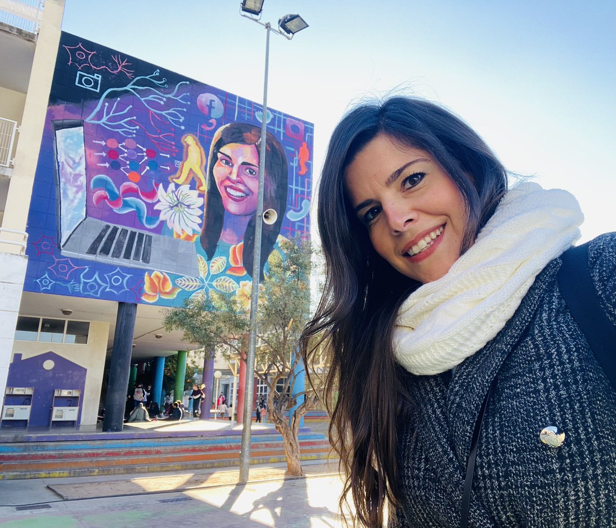 Pues me han pintado en un mural en la fachada del CEIP Tomás de Villarroya 📍Valencia 🥲💜 De los mejores regalos que he recibido ✨ Iniciativa: #DonesDeCiència de <a href="/UPV/">Universitat Politècnica de València</a> <a href="/LasNavesINN/">Las Naves INN</a> <a href="/AjuntamentVLC/">Ajuntament València</a> <a href="/FECYT_Ciencia/">FECYT</a>
