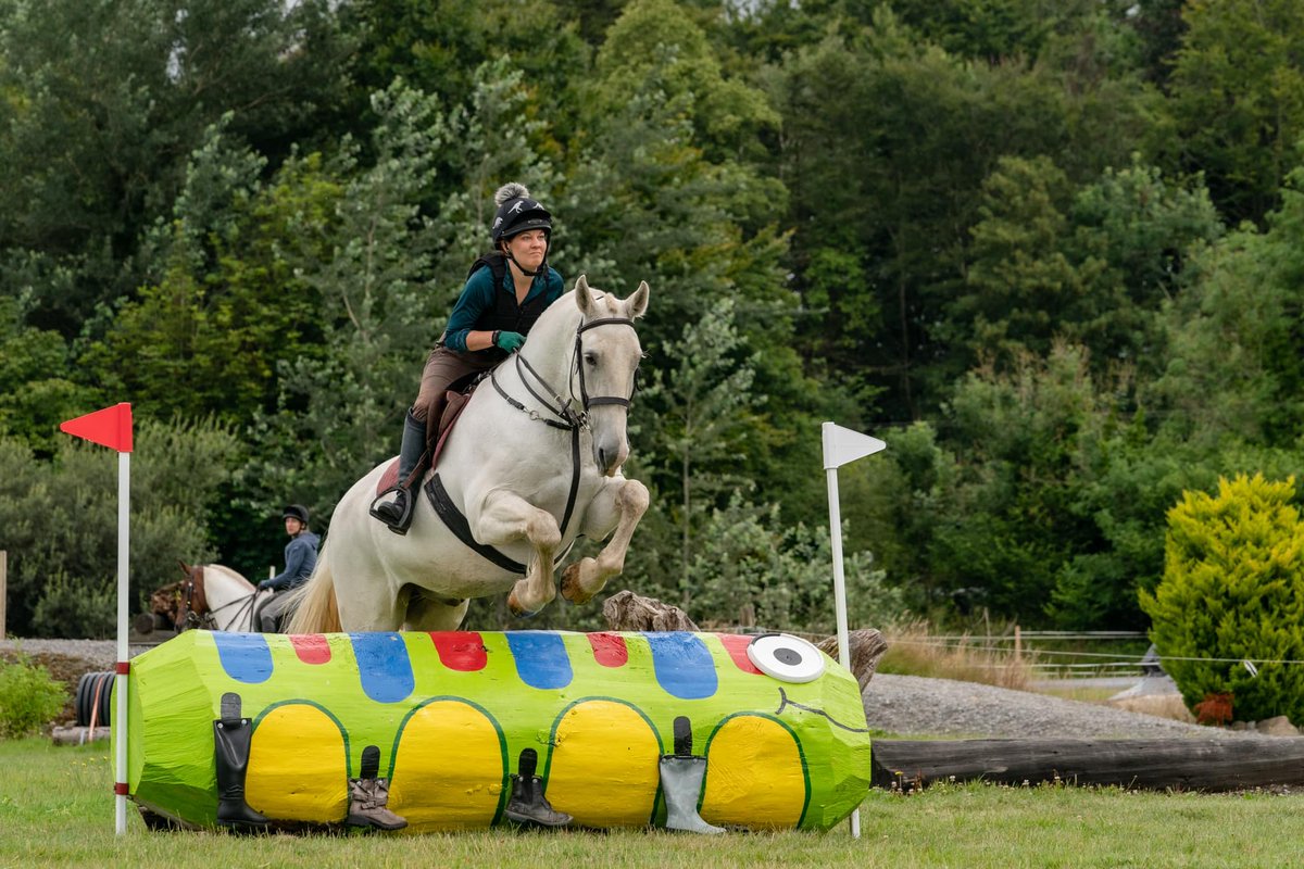 Early booking discount for Flowerhill Equestrian Centre, Ireland. Book a 2022 weekend package by 15th January by paying a deposit and receive a 10% discount. 🤩 Photo of Tilly and Philippe jumping the Flowerhill caterpillar taken by Nilüfer Kleber.