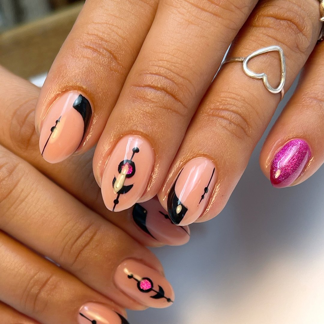 December isn’t just the time for holiday themed nails, it’s just the time for party nails in general. Whichever palette you choose, add some sparkle and some fun graphic deets and you’re READY 👏🏼 TO 👏🏼 GO 👏🏼.