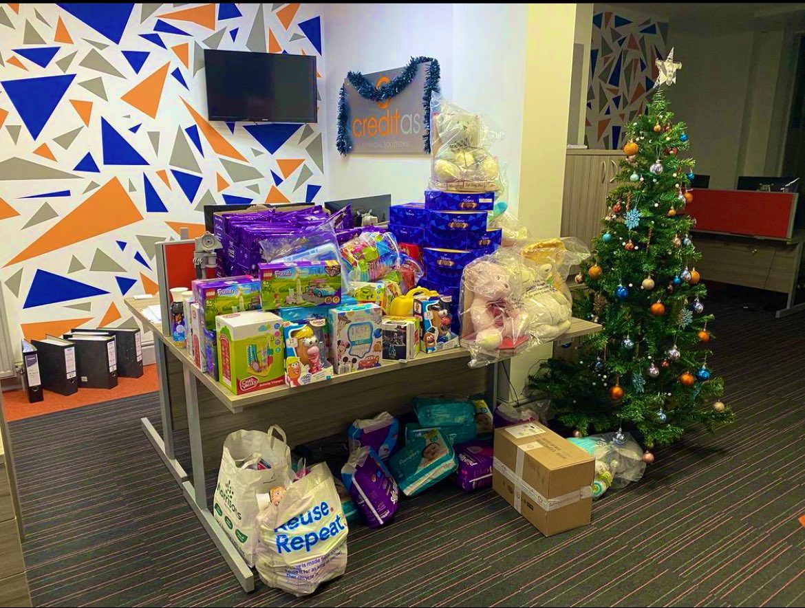 shaw_harrison's tweet photo. Fantastic effort 👏by my sponsors #Creditasfinancialsolutions🔵🟠 #Creditas and all the staff who have donated gifts 🎁 for The Welcome Center food bank and much more @NationalBusin14 Christmas Campaign #christmascampaign #teamnbc https://t.co/L6anpryVl6