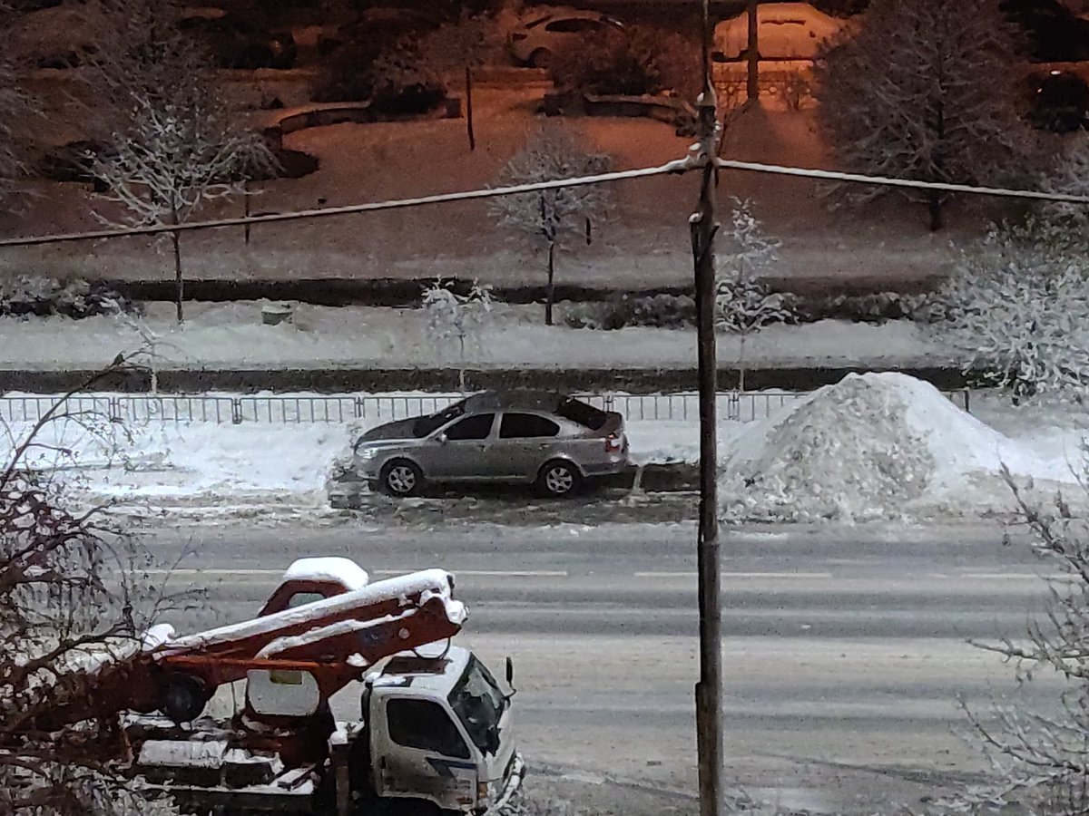 Расчистил себе местечко.
Доволен собой. ☺️