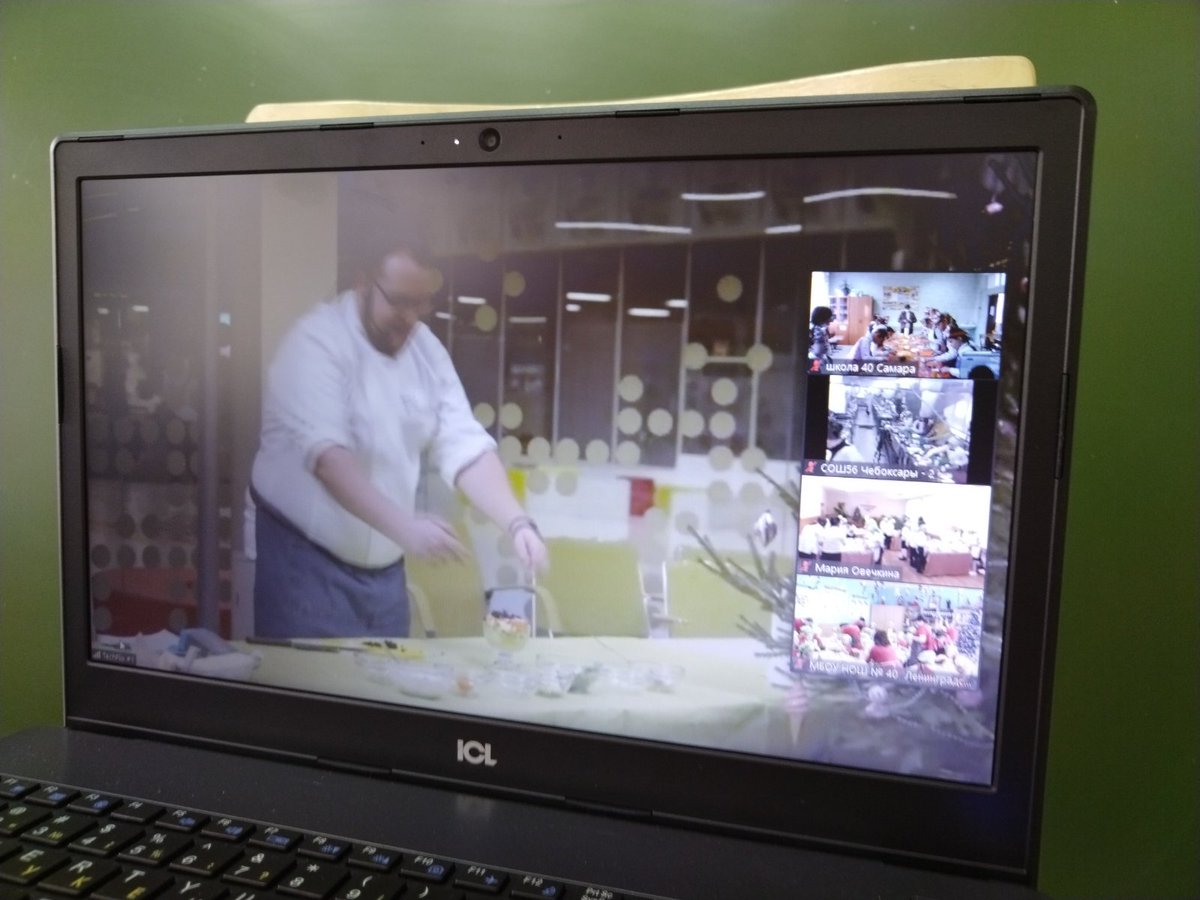 14 декабря наши четвероклассники-победители конкурса "Кулинарная студия программы «Разговор о правильном питании» 2021, приняли участие в кулинарном мастер-классе. Вместе с шеф-поварами Nestle ребята научились готовить полезные и вкусные блюда, которые украсят новогодний стол!