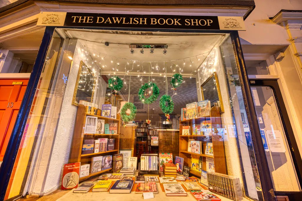 Tonight's Christmas window is courtesy of Dawlish Book Shop on Queen Street.
#christmaswindows #christmaswindowdisplay #christmasdisplay #christmasdawlish #christmasindawlish