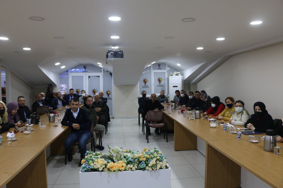 akzeytinburnu's tweet photo. İlçe Başkanımız @selamidelibalta başkanlığında, İl Yönetim Kurulu Üyemiz @HuseyinGdogdu’nun da katılımlarıyla haftalık olağan Yönetim Kurulu toplantımızı gerçekleştirdik.

https://t.co/xOkzjYFqFe https://t.co/wmUmqymEfS