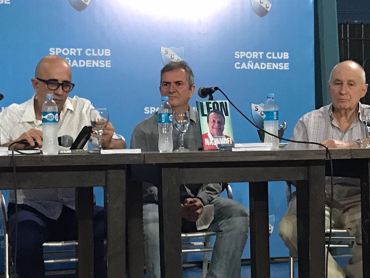 SantaFeBasket's tweet photo. #InteresGeneralSFB 🏀
León bajó por un momento del cielo y compartió una velada llena de recuerdos. Gracias @mnogueira14 y Fabián García @basquetplus por este fantástico libro
@aprebaok presente
#SFB https://t.co/WwhsmJzifS