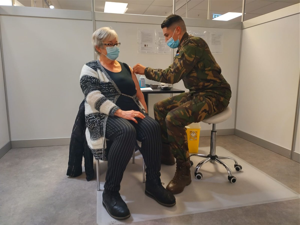 GGDTwente's tweet photo. Vanaf vandaag wordt @Defensie ingezet om ons te helpen bij het vaccineren. Een prachtig initiatief waar we als GGD erg blij mee zijn. We kunnen alle hulp van defensie goed gebruiken bij deze enorme klus.

#Samensterk #Defensie #GGDTwente https://t.co/c7N6M54MUz